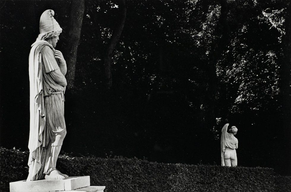 Армянский царь Тиридат I и Венера Каллипига. Версаль. 1966 (Robert Doisneau «Barbarian prisoner and Callipygian Venus, Versailles»)