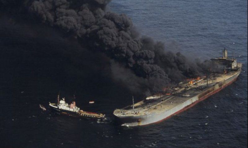 Горящий нефтяной танкер «Aegean Captain» с 275 тоннами нефти на борту, 19 июля 1979