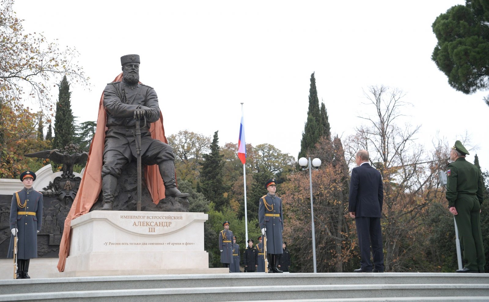 В.В.Путин, на церемонии открытия памятника Александру III в 2017 году.