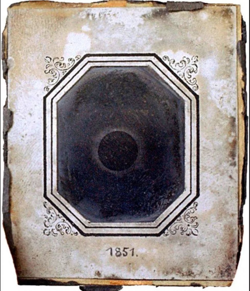 Первая фотография полного солнечного затмения в истории человечества, сделанная в Кёнигсбергской обсерватории 28 июля 1851 года дагеротипистом Берковским