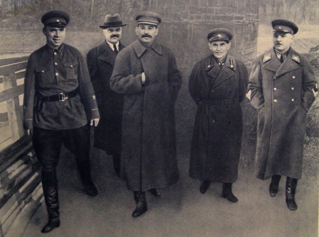 Отретушированное фото посещения Сталиным стройки канала Москва-Волга. 22 апреля 1937 года.