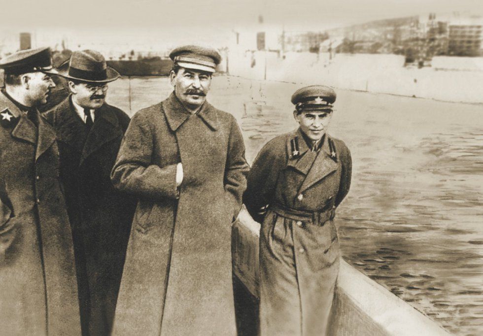 Товарищи Ворошилов, Молотов, Сталин и Ежов у шлюза №3 на строительстве канала Волга-Москва. 22 апреля 1937 года