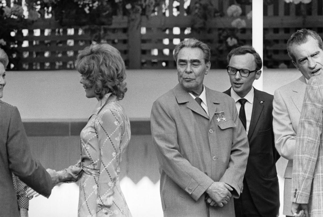 Брежнев с восхищением смотрит на голливудскую киноактрису Джилл Сент Джон. 25 июня 1973 года.