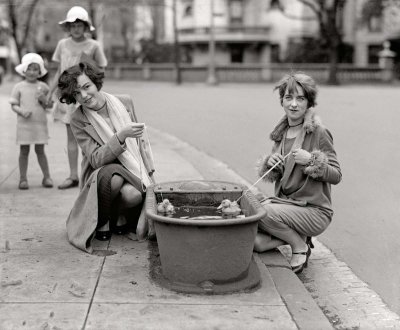 Девушки выгуливают утят в поилке. Вашингтон. 1927 год