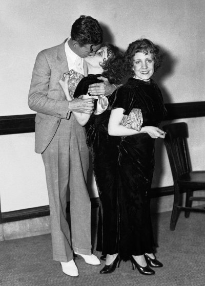 Морис Л. Ламберт целует свою невесту Виолетту Хилтон. Нью-Йорк. 1934 год. Дейзи и Виолетта Хилтон - сиамские близнецы английского происхождения. Морису и Виолетт было отказано в выдаче свидетельства о браке судьями в 21 штате.