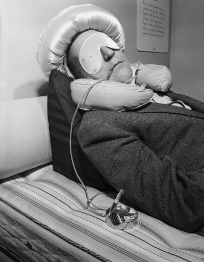 Гарри Мур и его устройство для курения, чтобы предотвратить поджог, если он заснет с зажженной сигаретой. Около 1950 года. Photograph by Bettmann.