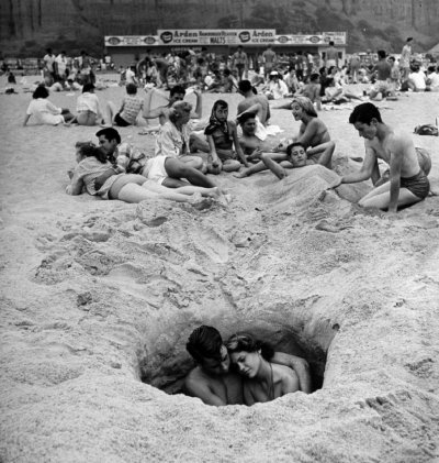 Влюбленные на пляже Калифорнии. 1960-е. Ральф Крэйн для журнала LIFE.