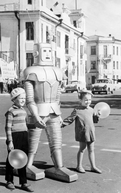 Робот переводит детей через улицу. Архангельск. 1967 год.