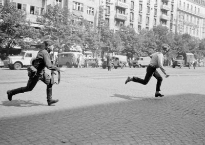 Пражская весна 1968 года. Советский солдат преследует парня бросавшего камни в танк. 1968 год.