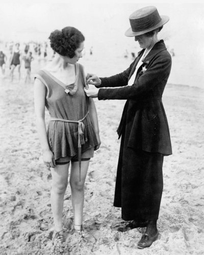 Чикагский полицейский проверяет, соответствует ли длина купальника закону о купальных костюмах. 1921 год