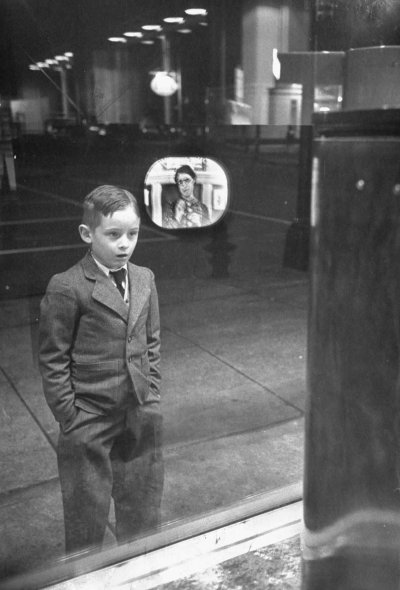 Мальчик впервые смотрит телевизор сквозь витрину магазина. 1948 год.