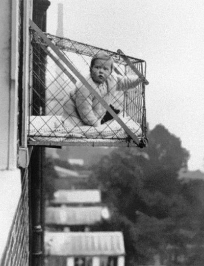 Детская клетка для пребывания ребенка на свежем воздухе. 1937 год