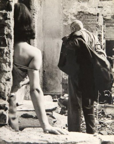 Быстрая любовь среди руин. Милан. 1946 год. Federico Patellani.