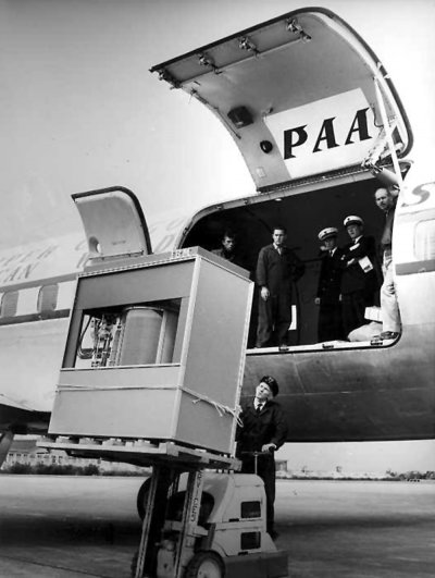 Загрузка первого жёсткого диска в 5МВ (IBM 305 RAMAC) в самолёт PanAm. 1956 год.