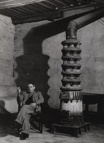 Пикассо у печи в своей студии на улице Грандс Августинс. Париж. 1939 год.