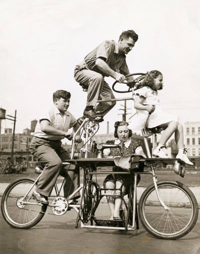 Велосипед для четырех членов семьи который также включал швейную машинку для мамы. 1939 год