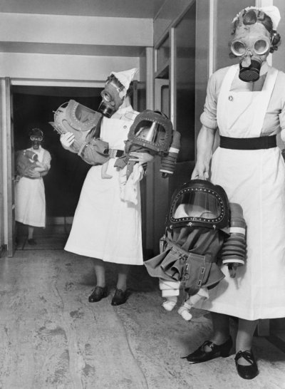 Младенцы в противогазах, во время бомбардировок Лондона. 1940 год