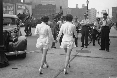 Две женщины с непокрытыми ногами впервые на публике в Торонто. 1937 год.