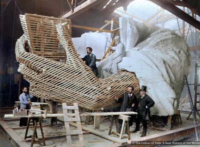 Сборка левой руки Статуи свободы. Студия в Париже. 1875 год. (nuevaya.com)