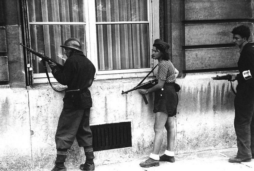 Три члена Сопротивления в патруле по разгрому немецких снайперов оставшихся в районах Парижа. 18-летняя француженка Симона Сегуэн. 29 августа 1944 года