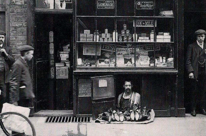 Самый маленький магазин в Лондоне (1,2 квадратных метра). 1900 год.