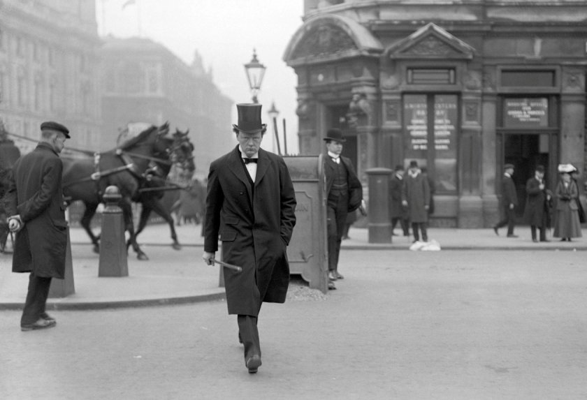 Уинстон Черчилль идущий в парламент. 1905 год.