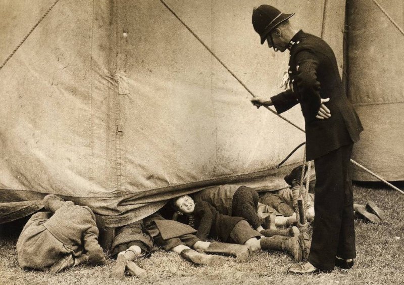 Полицейский заставший мальчиков подглядывающих за репетициями цирка. 1938 год
