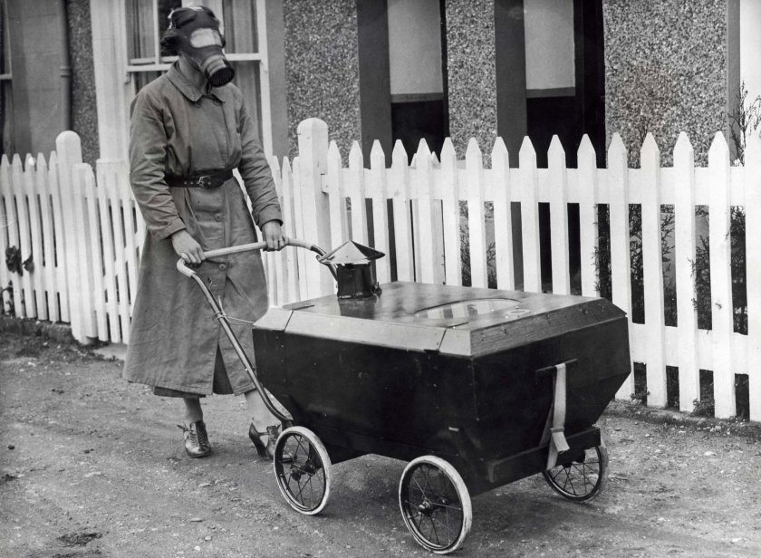 Женщина с ребенком в коляске, готовые к газовой атаке. 1938 год.