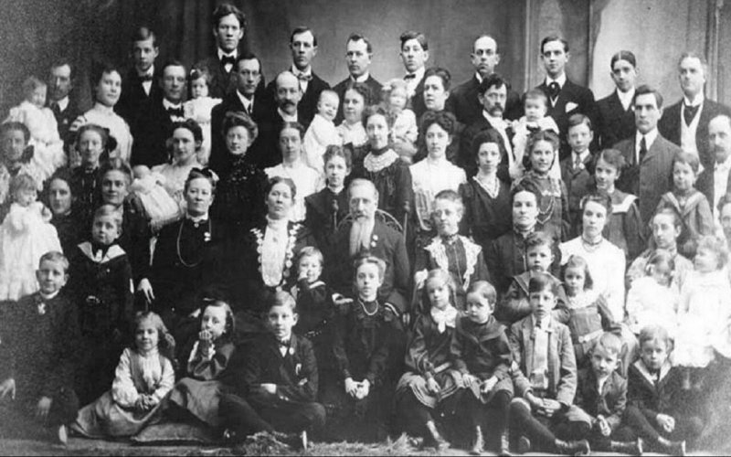 Считается что на фото запечатлены Фёдор Васильев, Валентина Васильева и их дети, хотя первые фотографии появились лишь в XIX веке.