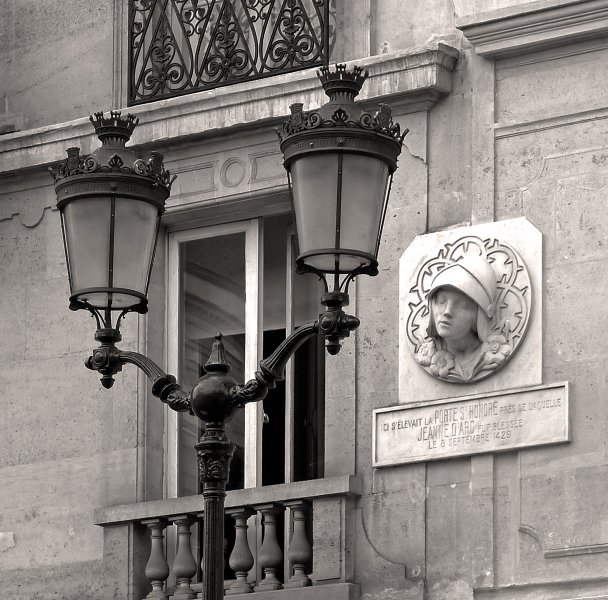 Мемориальная доска, напоминающая о том, что Жанна д'Арк была ранена у ворот Сент-Оноре во время осады Парижа