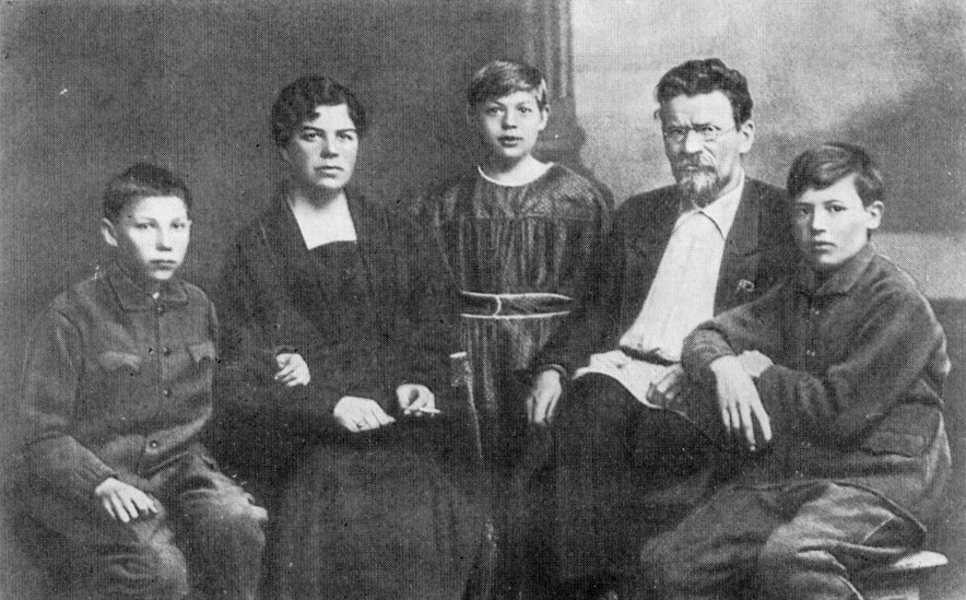 Михаил Иванович Калинин с женой и детьми.