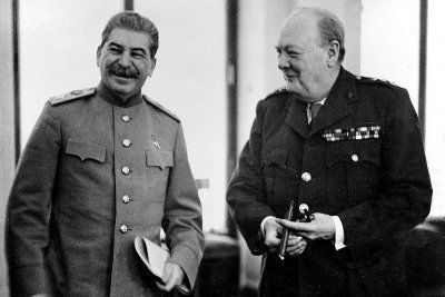 Иосиф Сталин и премьер-министр Великобритании Уинстон Черчилль в конференц-зале в Ливидийском дворце в Ялте.