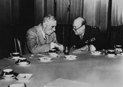 Президент США Франклин Д. Рузвельт (слева) беседует с премьер-министром Великобритании Уинстоном Черчиллем (справа) во время завтрака в Ливадийском дворце.