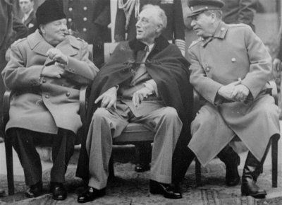 Уинстон Черчилль (слева) курит сигару во время встречи с президентом Франклином Д. Рузвельтом (в центре) и Иосифом Сталиным в садах Ливадийского дворца в Ялте.