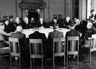 Встреча «большой тройки». Слева направо: Иосиф Сталин; Андрей Громыко; Адмирал Уильям Лихи; Эдвард Стеттиниус (министр иностранных дел США); Франклин Рузвельт; посол США Аверелл Харриман; Сэр Александр Кадоган; Джеймс Ф. Бирнс и Уинстон Черчилль.