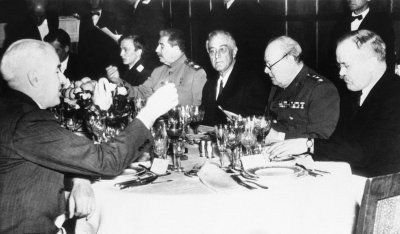 «Большая тройка» - Иосиф Сталин; Франклин Д. Рузвельт; Уинстон Черчилль; госсекретарь США Эдуард Стеттиниус и Вячеслав Молотов на финальном ужине Ялтинской конференции 1945 года