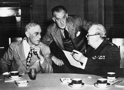 Франклин Д. Рузвельт (слева) беседует с Уинстоном Черчиллем (справа) во время завтрака в Ливадийском дворце. Позади стоит секретарь президента Рузвельта - Стивен Ран.