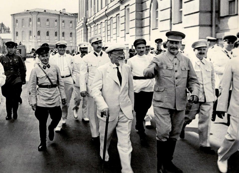 Визит Сталина в Мавзолей, Москва, 1936. Рядом с вождем М.И. Калинин