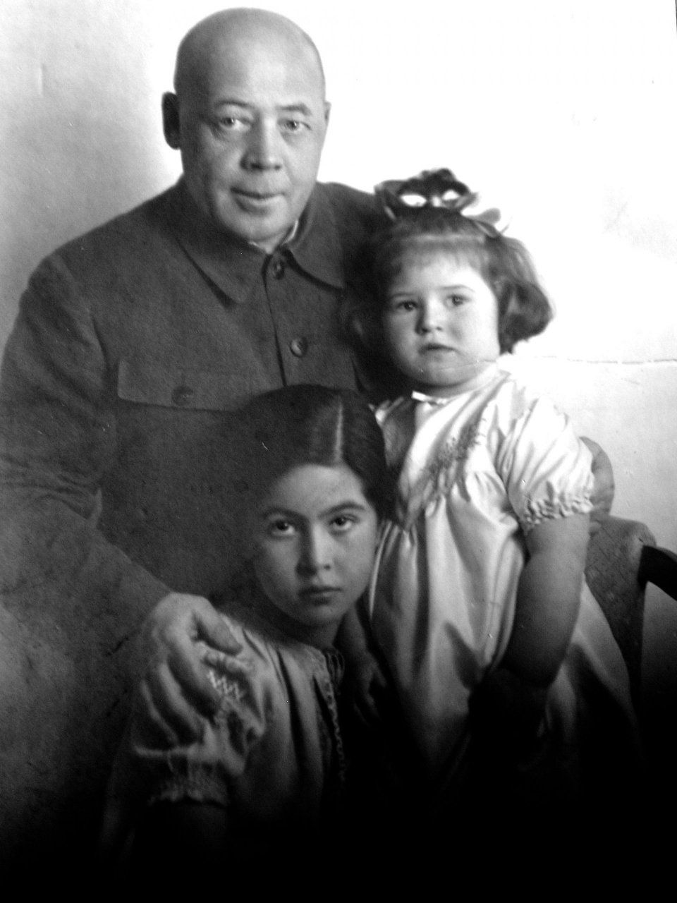 Александр Поскрёбышев с дочерьми Галей и Наташей, 1940 год