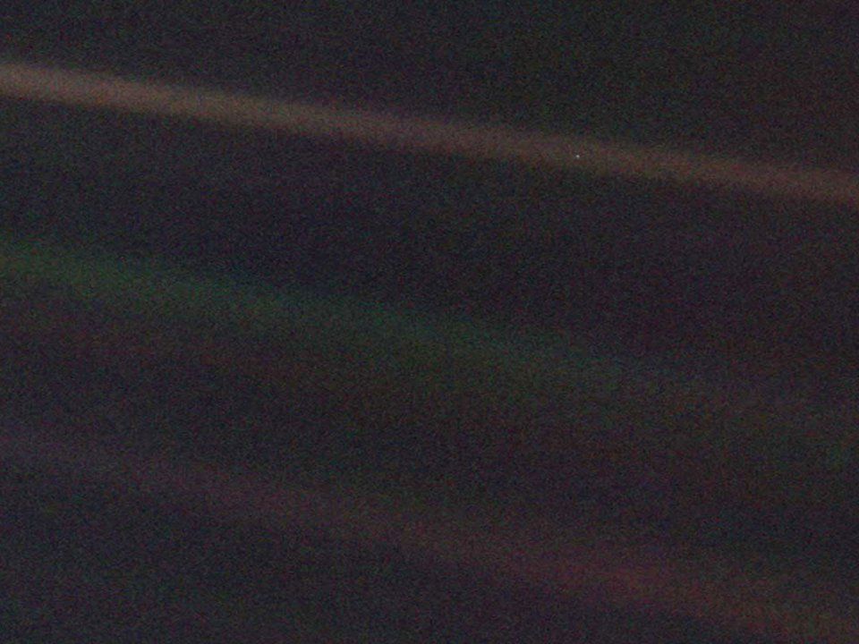 Pale Blue Dot («бледно-голубая точка») — фотография планеты Земля, сделанная зондом «Вояджер-1» с рекордного расстояния 6 млрд км. 14 февраля 1990 года