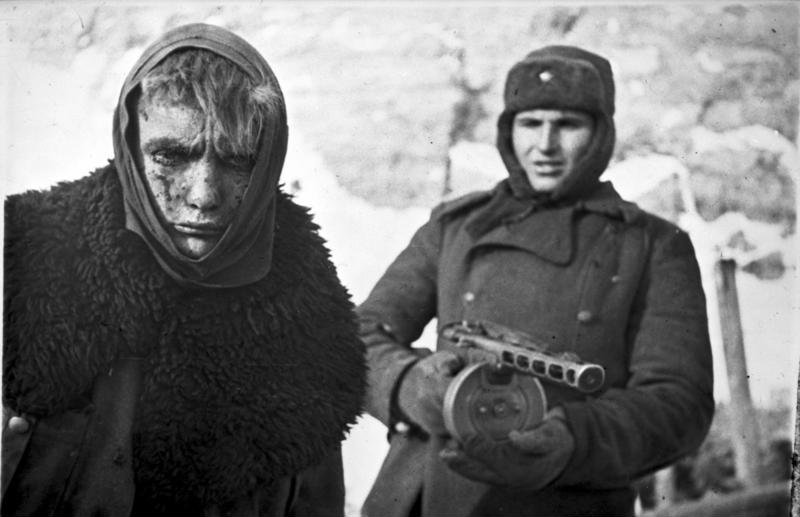 Боец Красной Армии конвоирует немецкого военнопленного