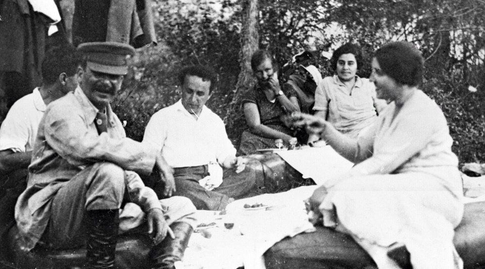 Иосиф Сталин с женой Надеждой Аллилуевой и друзьями на отдыхе.