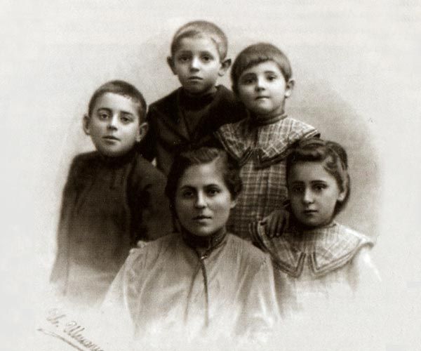 Ольга Евгеньевна с детьми — Павлом, Федором, Надеждой, Анной (1905)