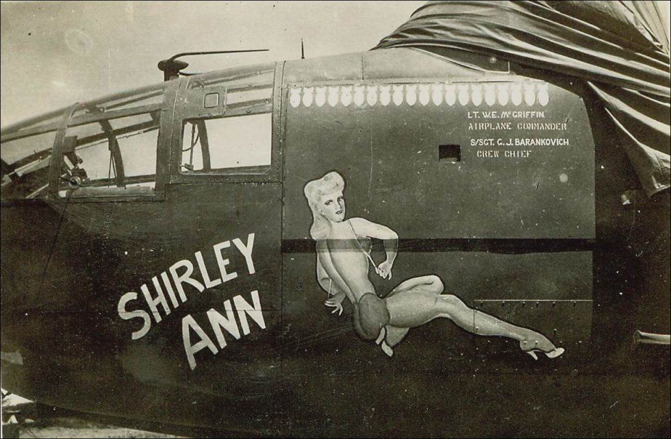 Рисунок Альберто Варгаса украшающий нос бомбардировщика B-25J 7Z «Shirley Ann», 487-я бомбардировочная эскадрилья. 1944 год.