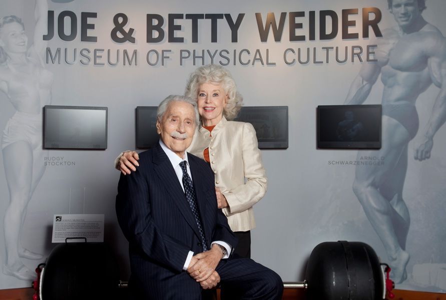 Торжественное открытие музея физической культуры Джо и Бетти Вейдеров в Техасском университете, Остин, Техас, 21 июля 2011 года.