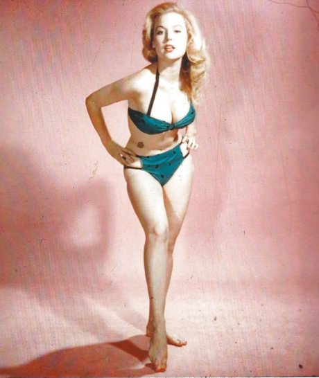 Цветная фотография молодой Бетти Бросмер в модном купальнике