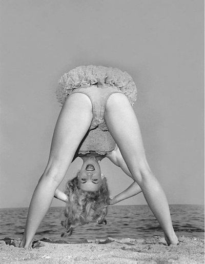 Азарное фото Бетти Бросмер накланившейся и смотрящей между ног