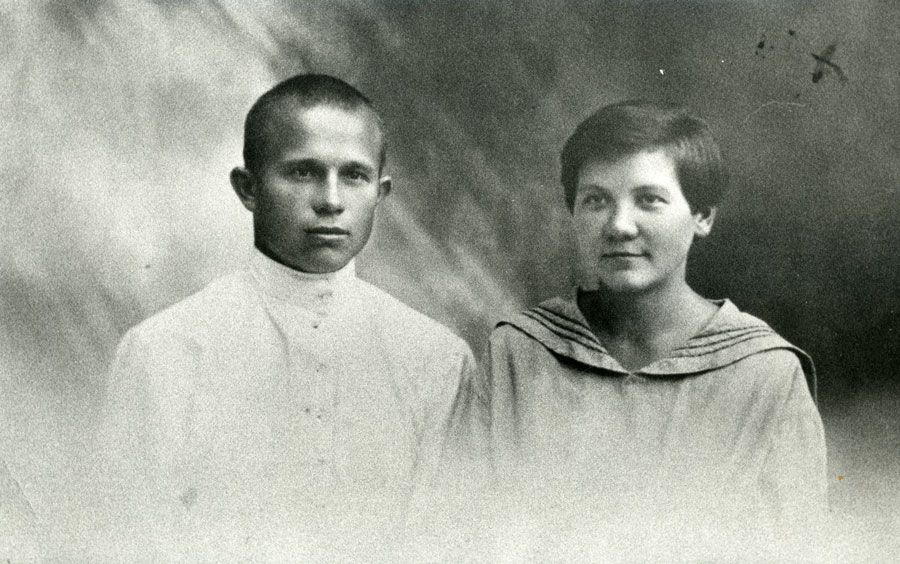 Молодые Никита Сергеевич Хрущев и Нина Петровна Кухарчук. Украинская ССР, 1924 год.