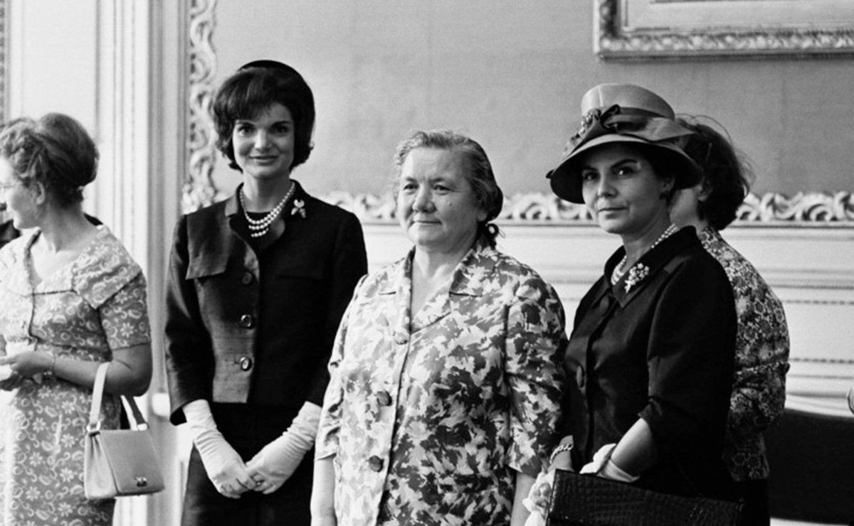 Первые леди Жаклин Кеннеди и Нина Хрущева на саммите в Вене. 31-летняя Жаклин одета в элегантный костюм от Олега Кассини, а 61-летняя Нина в шелковое платьем-костюме. 4 июня 1961 года.