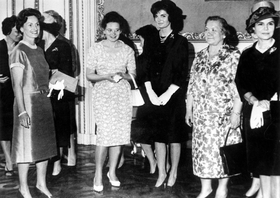 Первые леди Жаклин Кеннеди и Нина Хрущева на саммите в Вене. 4 июня 1961 года.